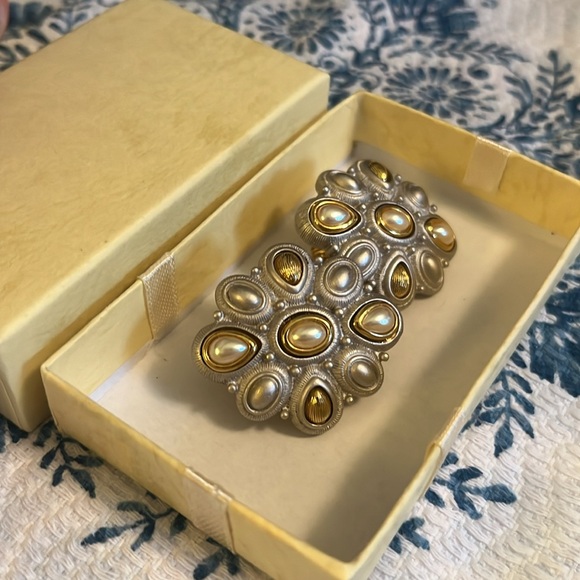 Monet vintage clip on earrings - Picture 3 of 3